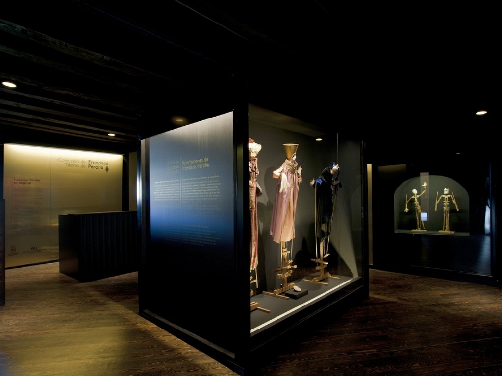 Exhibición de títeres en el Arco de Santiago